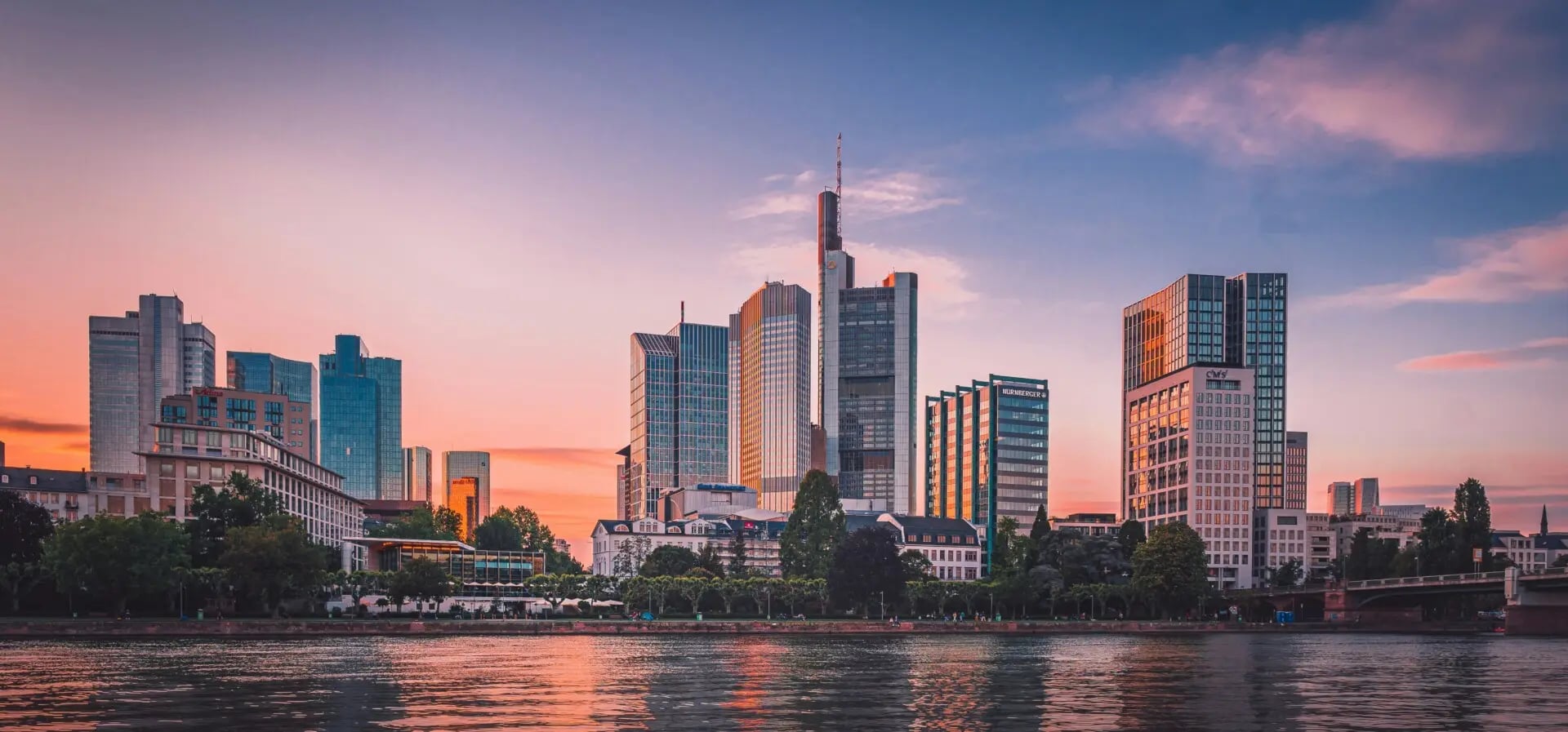 skyscrapers-at-the-financial-district-of-paris-city